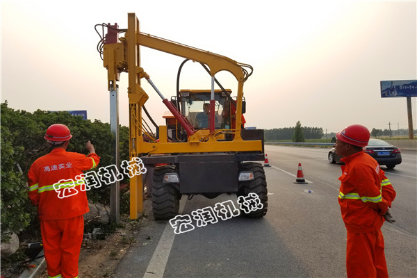 護(hù)欄打樁機(jī)河南蘭考施工現(xiàn)場