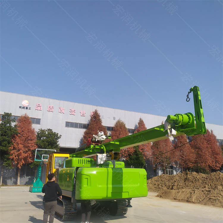 履帶式打樁機雨季防潮是不可少的準(zhǔn)備工作